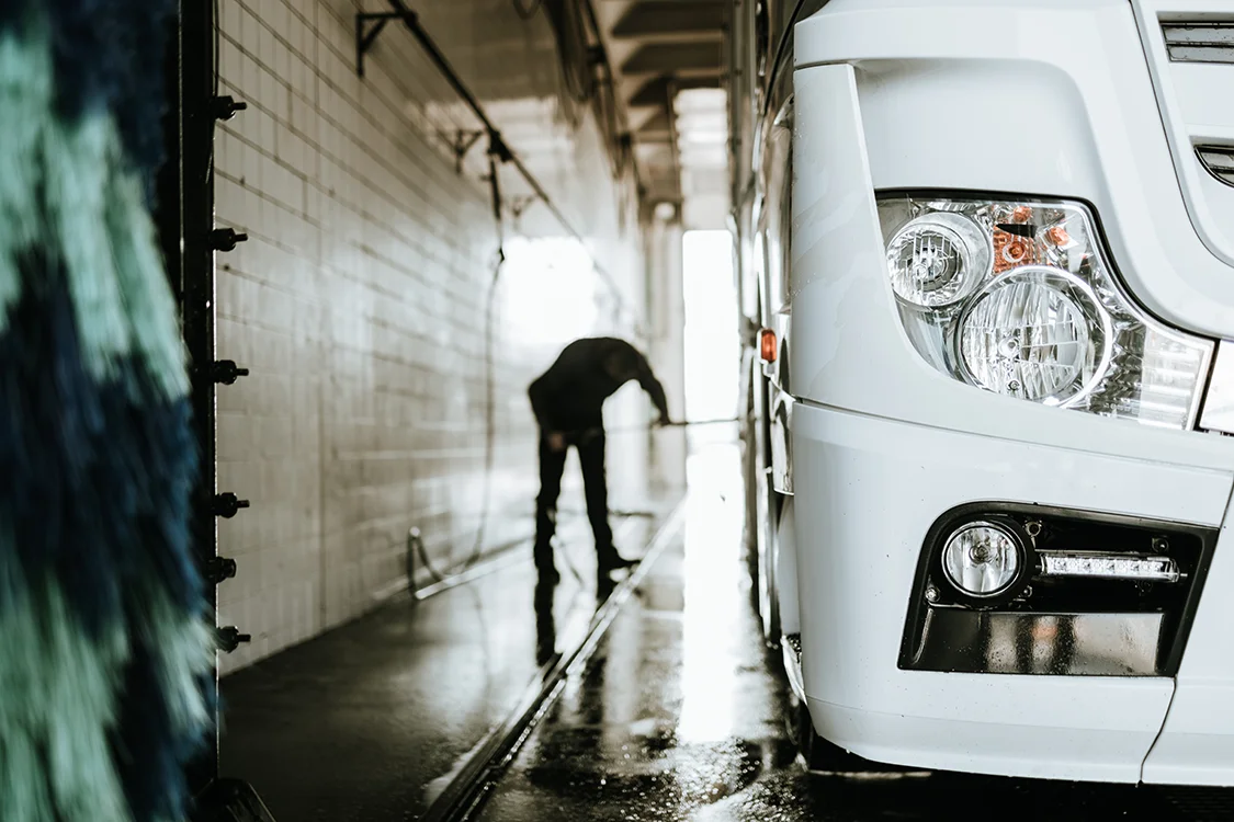 Handwäsche eines LKWs in der geräumigen Waschhalle der Brummi Dusche Truck Wash Düren Nähe der Autobahn A4.