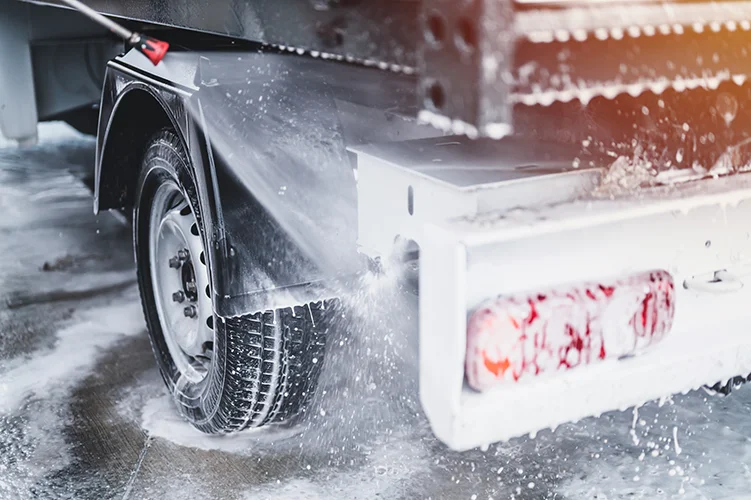 Schaumwäsche eines Fahrzeuges in der Brummi Dusche Truck Wash Düren Nähe der Autobahn A4.