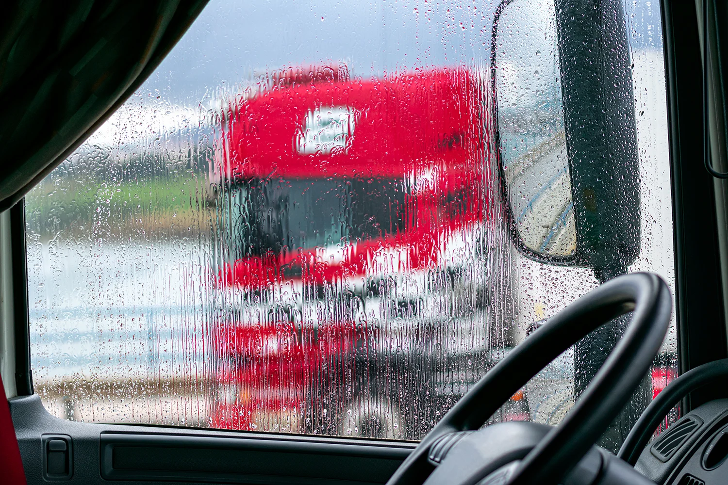 Gewaschener stehender LKW auf dem Brummi Dusche Truck Wash Gelände in Düren Nähe der Autobahn A4.