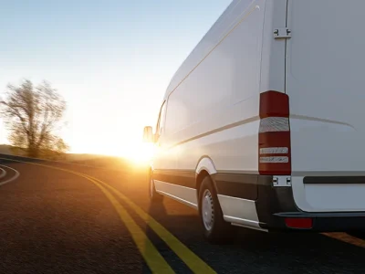 Glänzender Sprinter, welcher von Brummi Dusche in Düren gewaschen wurde, fährt auf einer Schnellstraße bei Sonnenuntergang zwischen Köln und Aachen.