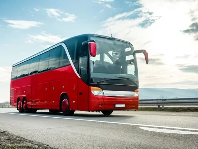 Roter Reisebus auf der Autobahn A4 zwischen Köln und Aachen nahe der Brummi Dusche Truck Wash.